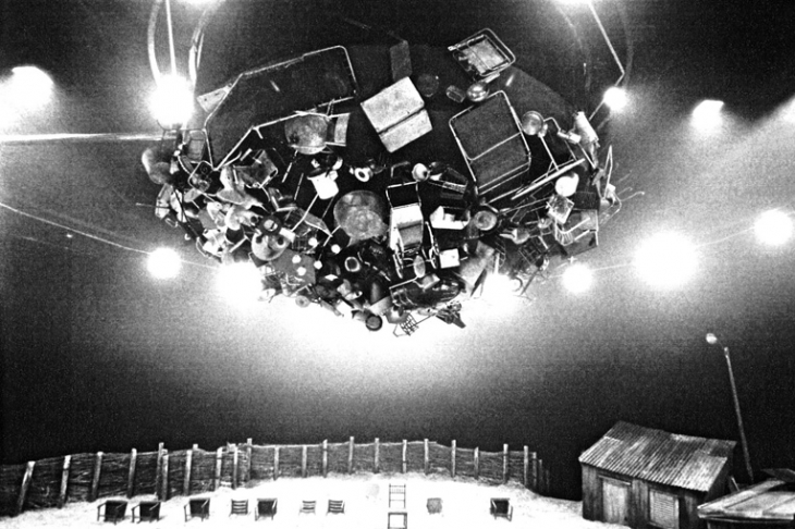 Scénographie : <strong>Chantal Thomas</strong> - Mise en scène : Laurent Pelly - Le Cargo Grenoble - 1996